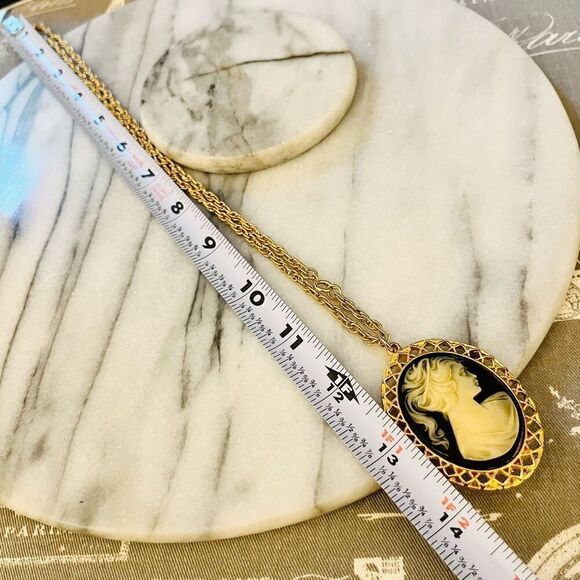 Vintage Cameo Pendant Necklace Mirror Back Oval Gold Toned Metal Original Box - Picture 6 of 6